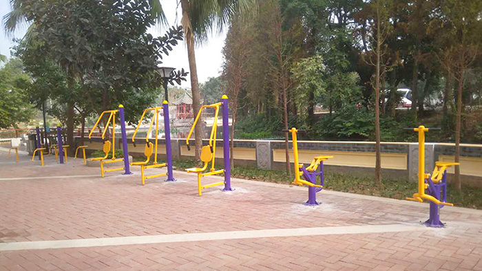 梅州這個小區(qū)的閑置空地上已經(jīng)安裝了老人健身器材了